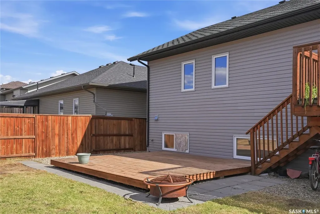 817 Columbia Way Martensville SK S0K 0A2