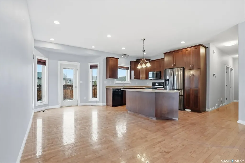 817 Columbia Way Martensville SK S0K 0A2