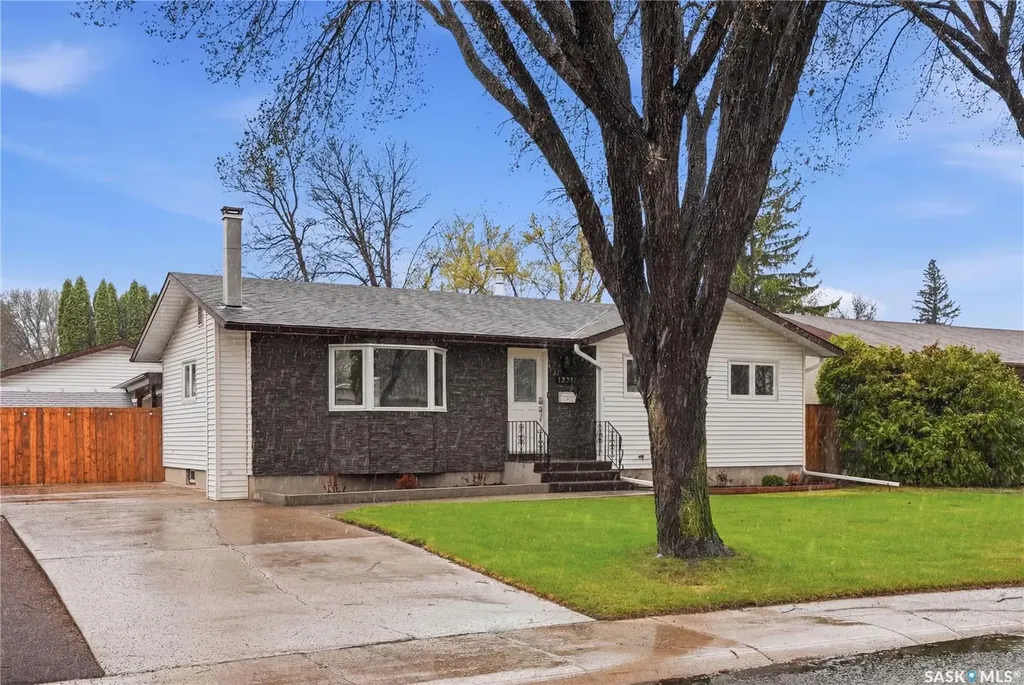 1646 East Heights Saskatoon SK S7J 3B7