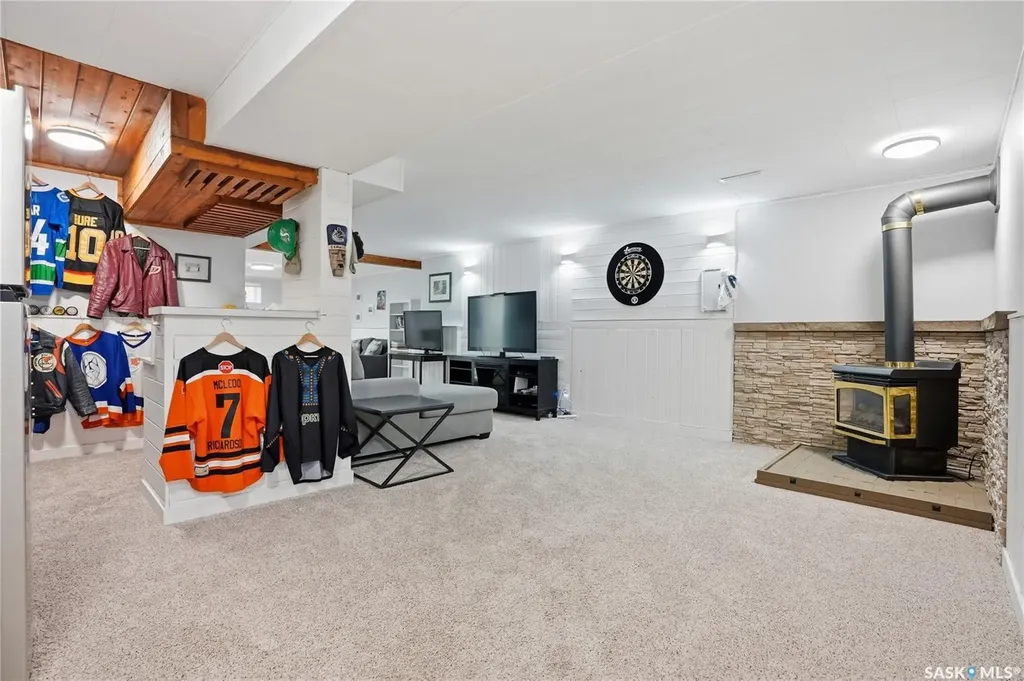 1646 East Heights Saskatoon SK S7J 3B7