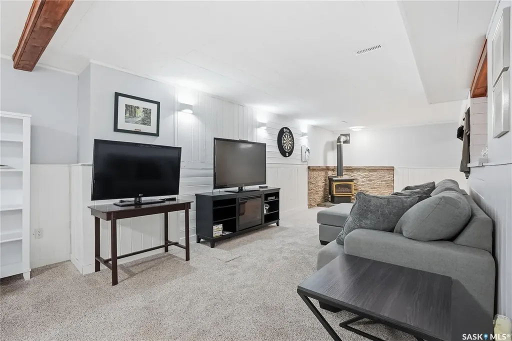 1646 East Heights Saskatoon SK S7J 3B7