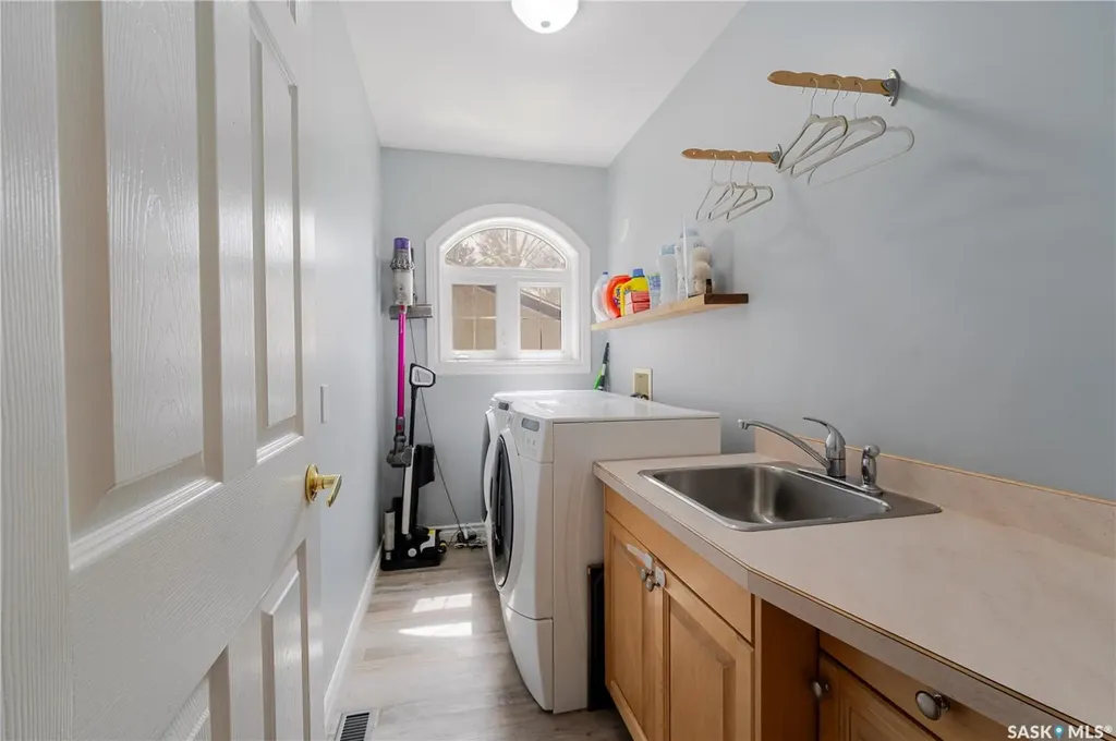 1054 Monk Avenue Moose Jaw SK S6H 4E4