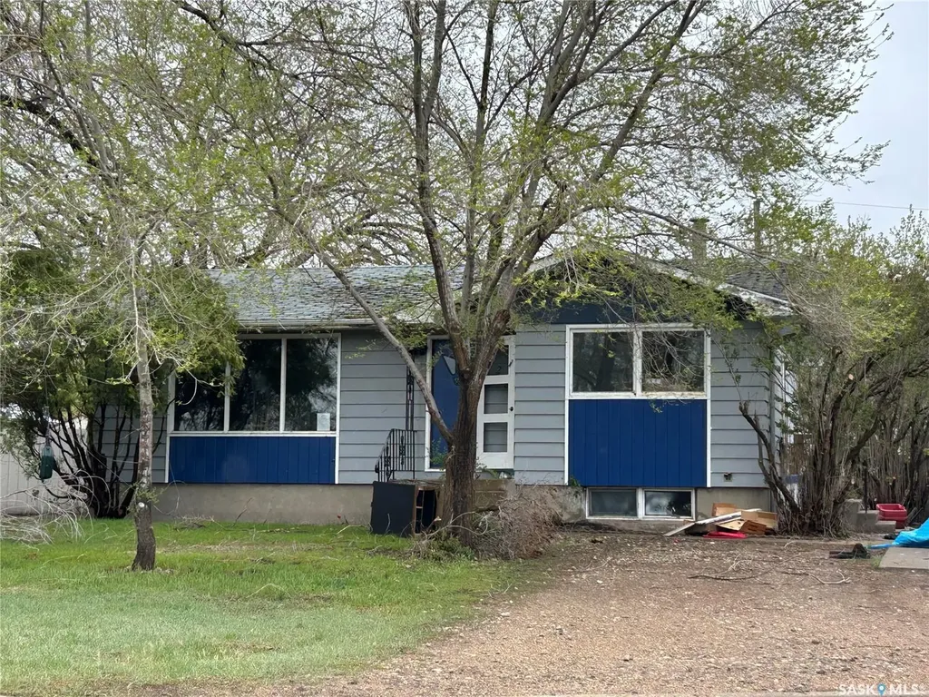 825 Valley Street Estevan SK S4A 0C8