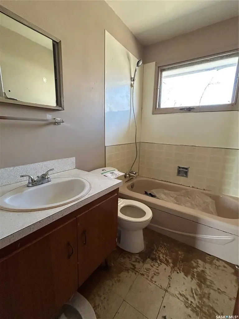 825 Valley Street Estevan SK S4A 0C8