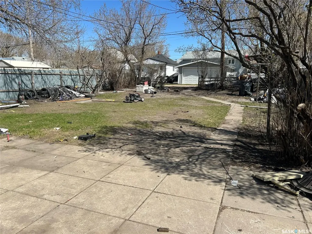 825 Valley Street Estevan SK S4A 0C8