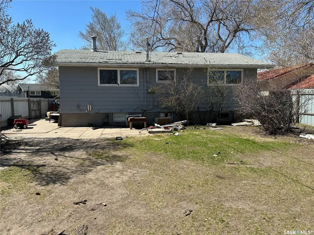 825 Valley Street Estevan SK S4A 0C8