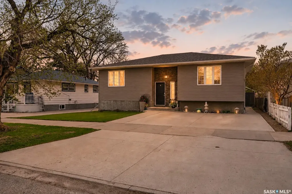 1048 6th Avenue NW Moose Jaw SK S6H 4A4