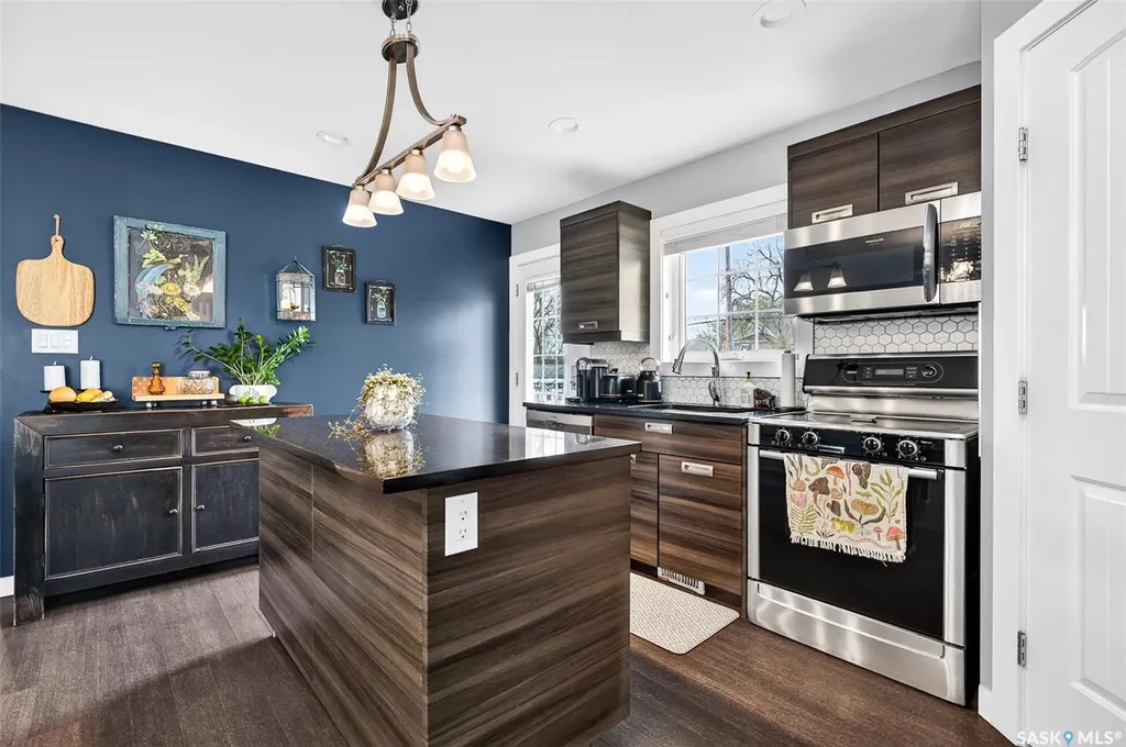 1048 6th Avenue NW Moose Jaw SK S6H 4A4