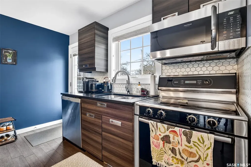 1048 6th Avenue NW Moose Jaw SK S6H 4A4