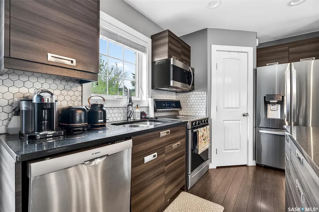 1048 6th Avenue NW Moose Jaw SK S6H 4A4