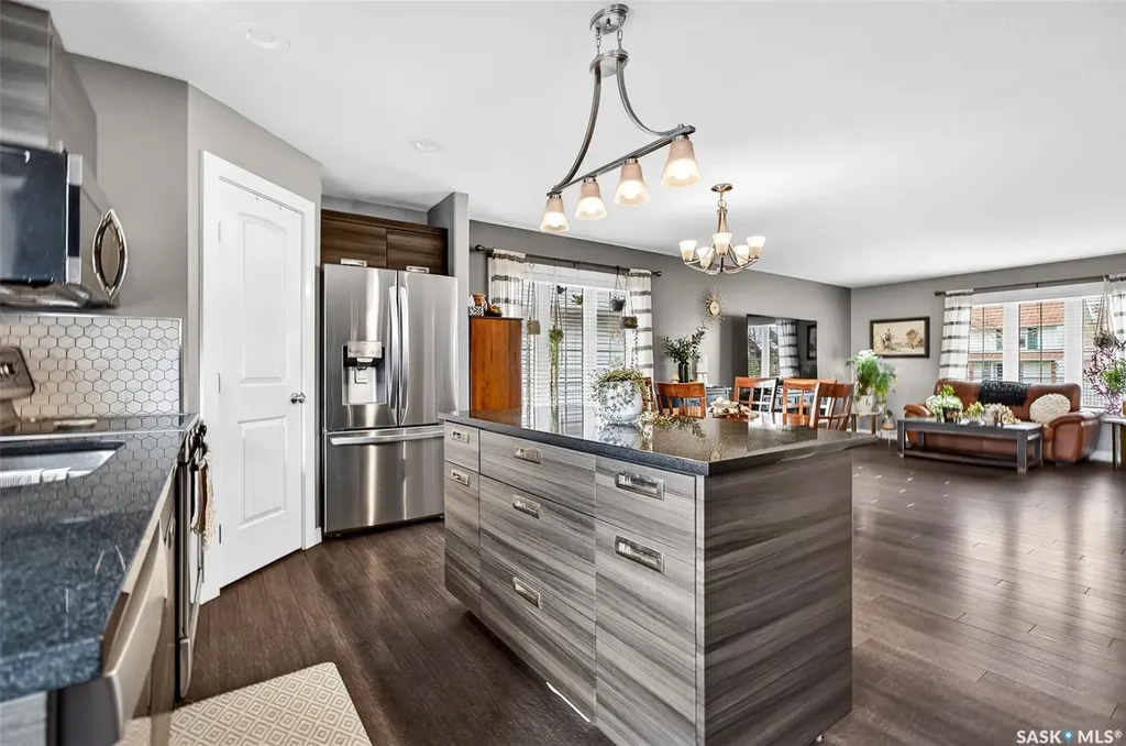 1048 6th Avenue NW Moose Jaw SK S6H 4A4