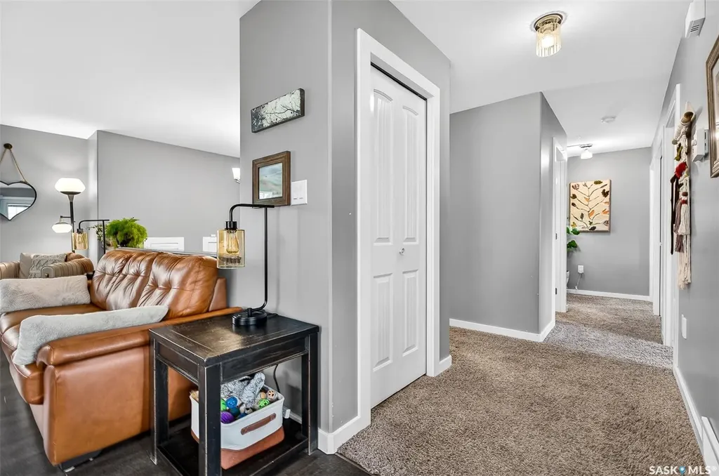 1048 6th Avenue NW Moose Jaw SK S6H 4A4