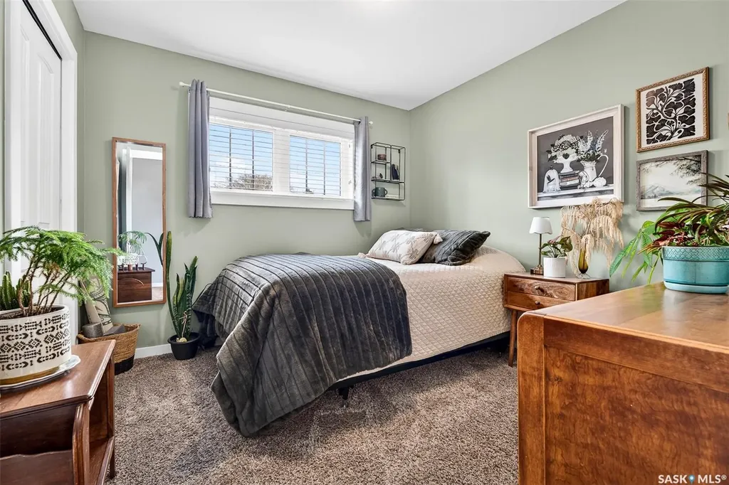 1048 6th Avenue NW Moose Jaw SK S6H 4A4