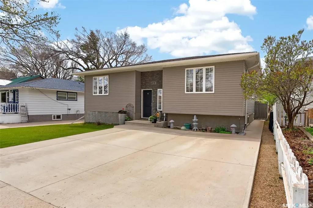 1048 6th Avenue NW Moose Jaw SK S6H 4A4