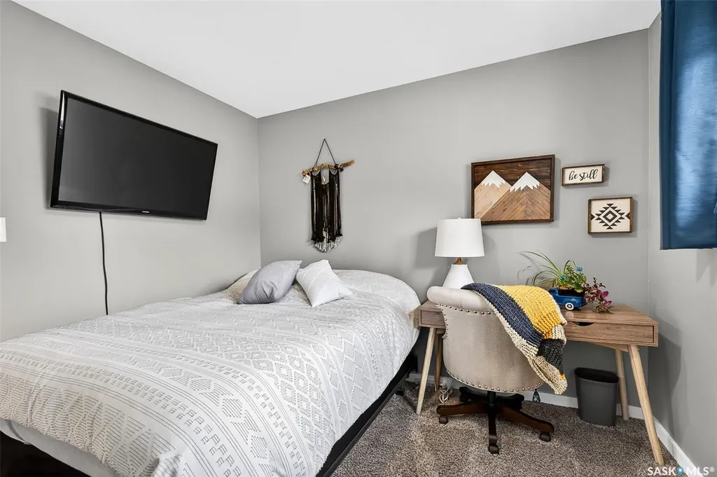 1048 6th Avenue NW Moose Jaw SK S6H 4A4