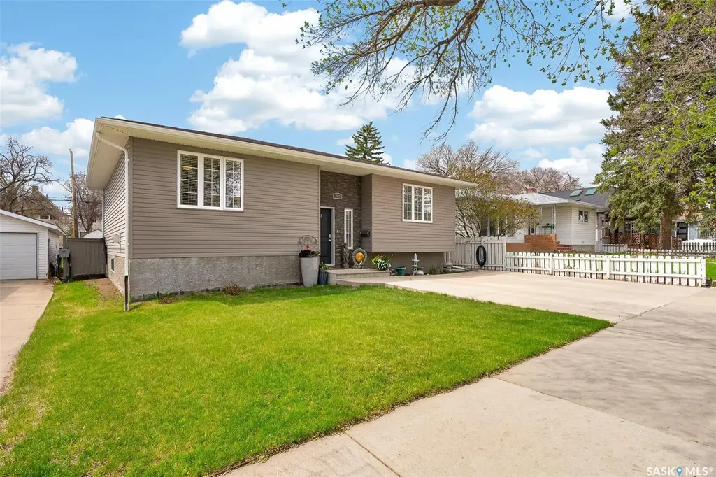 1048 6th Avenue NW Moose Jaw SK S6H 4A4