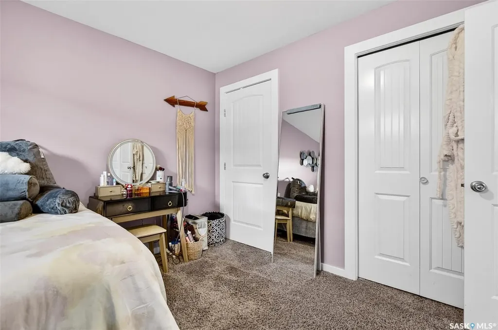 1048 6th Avenue NW Moose Jaw SK S6H 4A4