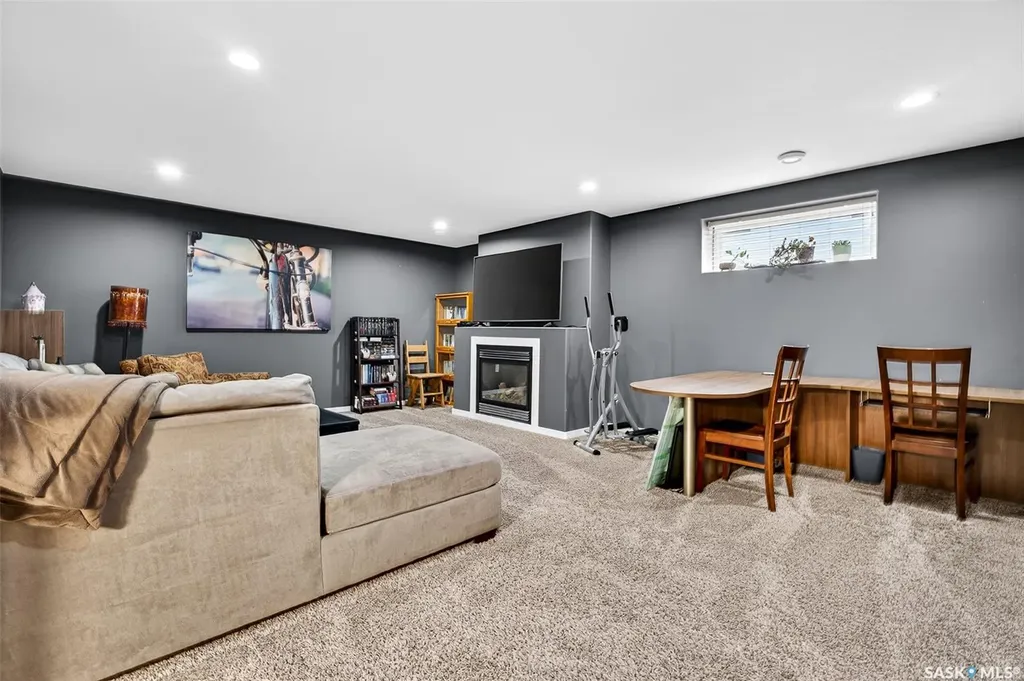 1048 6th Avenue NW Moose Jaw SK S6H 4A4