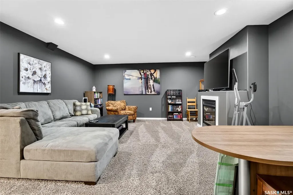 1048 6th Avenue NW Moose Jaw SK S6H 4A4