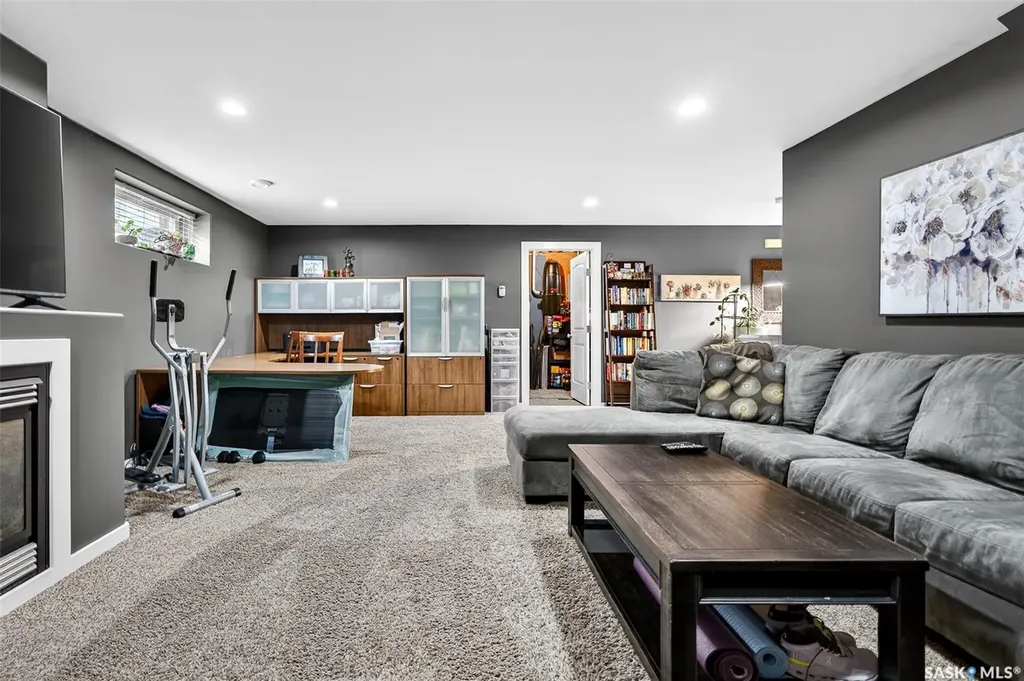 1048 6th Avenue NW Moose Jaw SK S6H 4A4