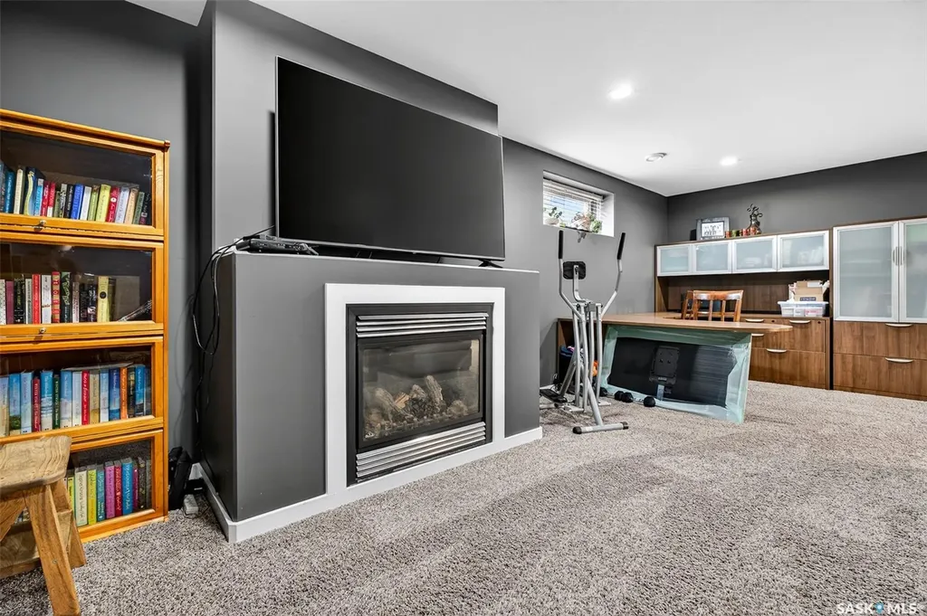 1048 6th Avenue NW Moose Jaw SK S6H 4A4