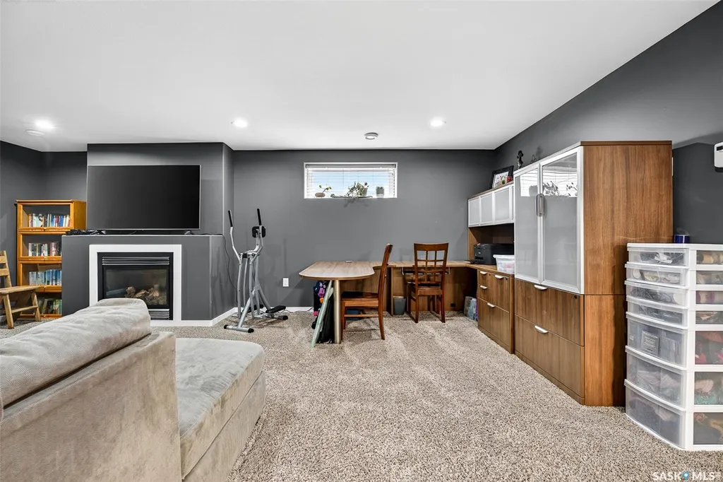 1048 6th Avenue NW Moose Jaw SK S6H 4A4