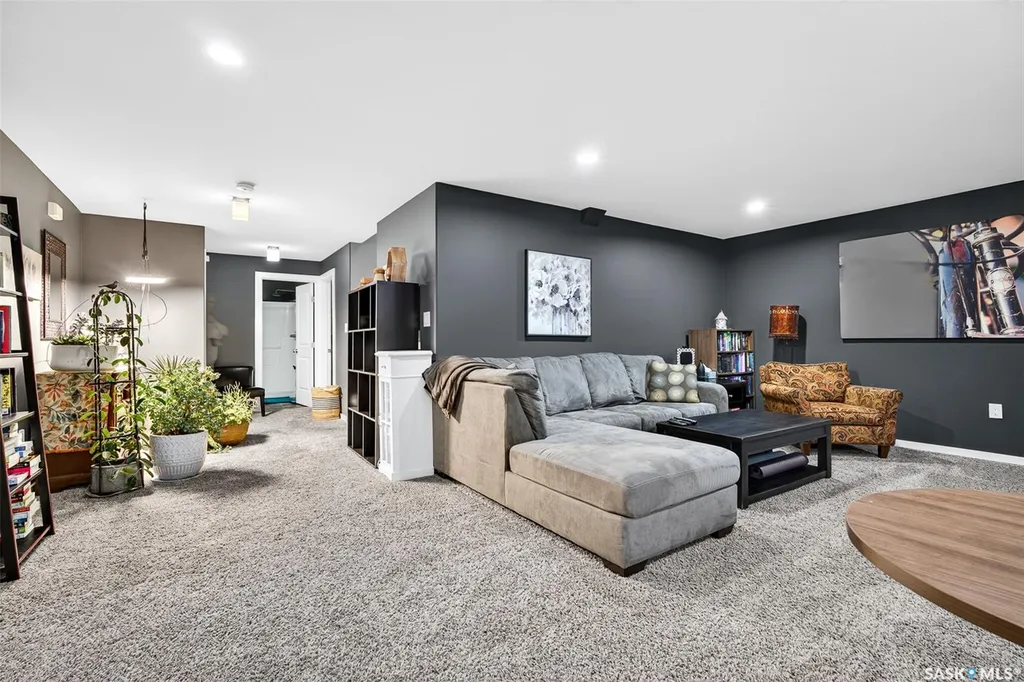 1048 6th Avenue NW Moose Jaw SK S6H 4A4