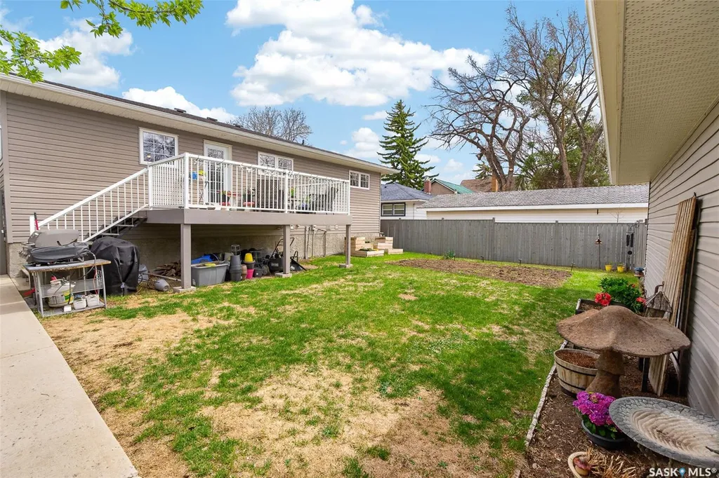 1048 6th Avenue NW Moose Jaw SK S6H 4A4