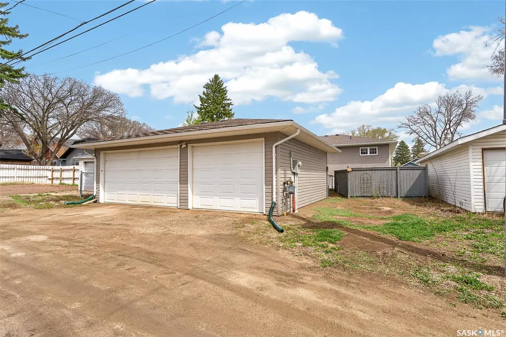 1048 6th Avenue NW Moose Jaw SK S6H 4A4