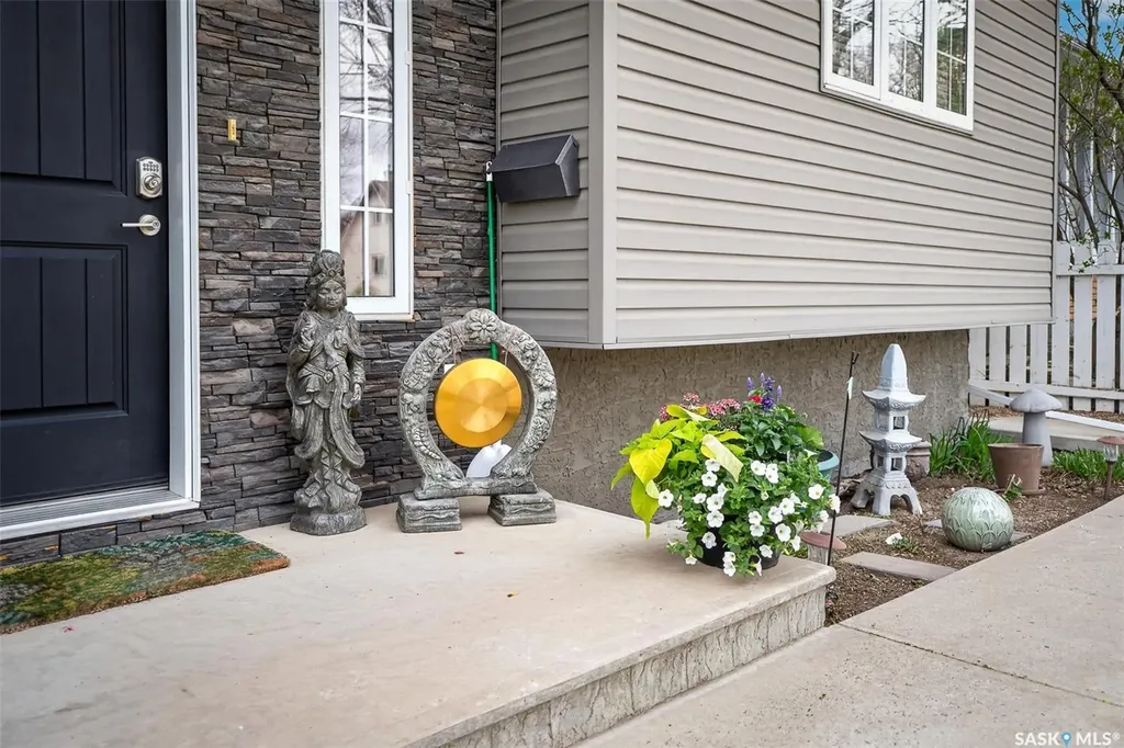 1048 6th Avenue NW Moose Jaw SK S6H 4A4