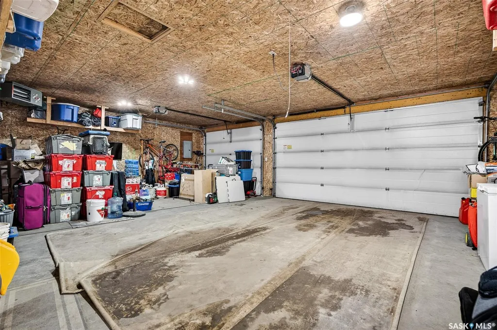 1048 6th Avenue NW Moose Jaw SK S6H 4A4