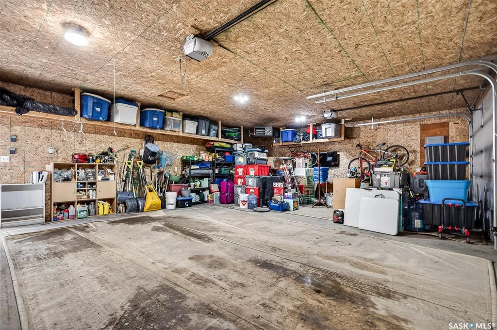1048 6th Avenue NW Moose Jaw SK S6H 4A4