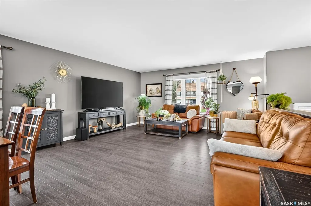 1048 6th Avenue NW Moose Jaw SK S6H 4A4