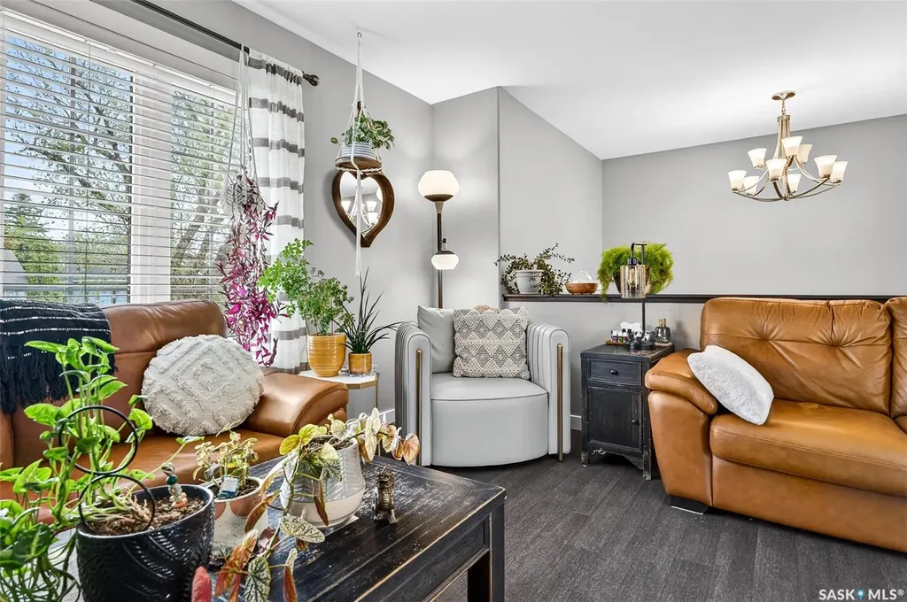 1048 6th Avenue NW Moose Jaw SK S6H 4A4
