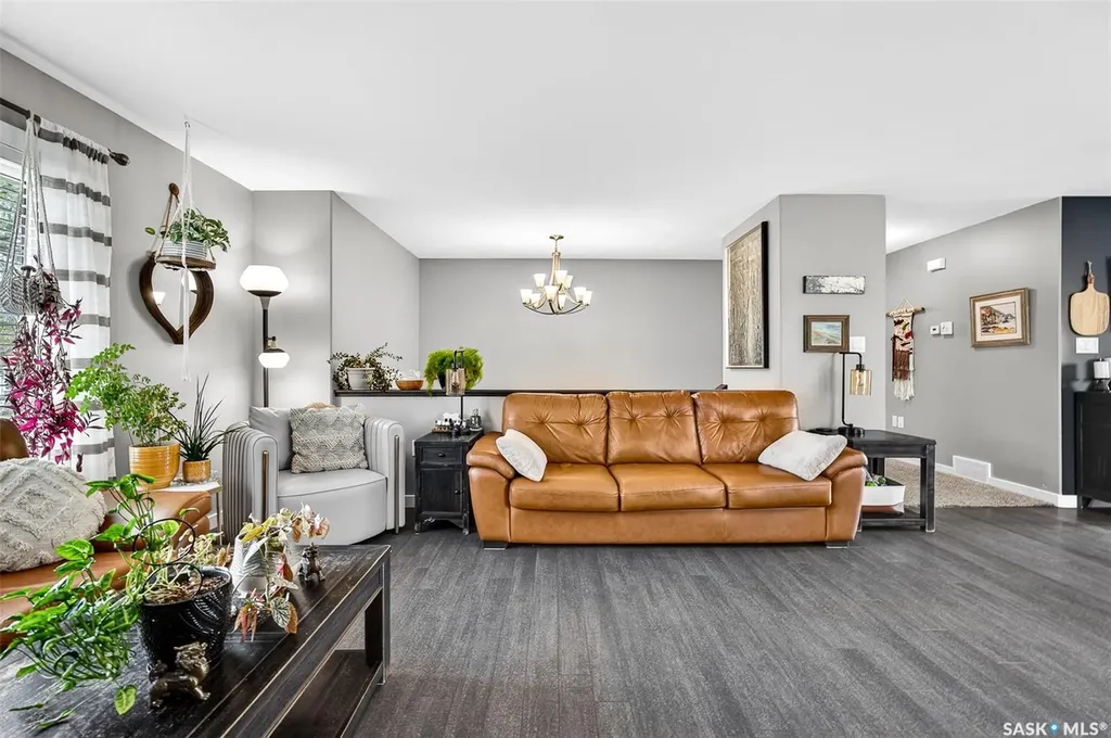 1048 6th Avenue NW Moose Jaw SK S6H 4A4
