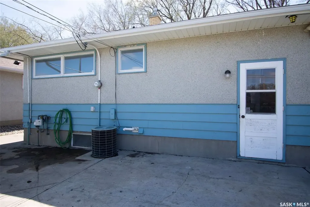 14 Woodward Avenue Regina SK S4R 3H1