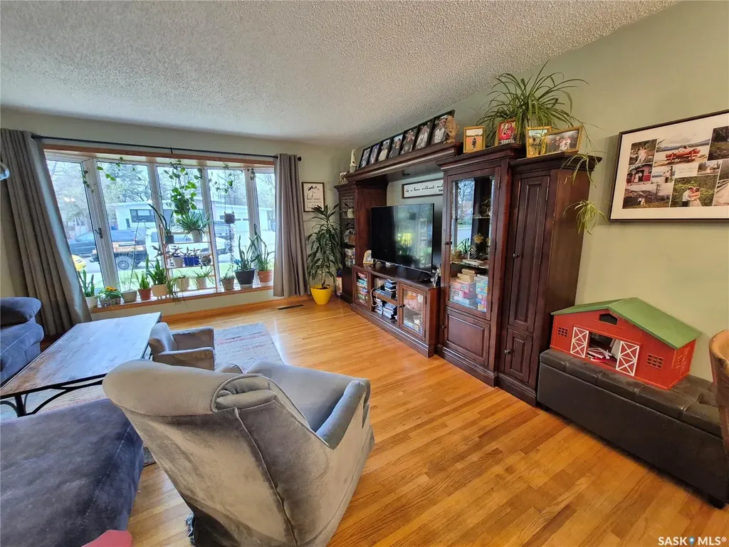 451 Woodlawn Crescent Weyburn SK S4H 0X5