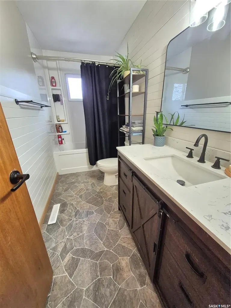 451 Woodlawn Crescent Weyburn SK S4H 0X5