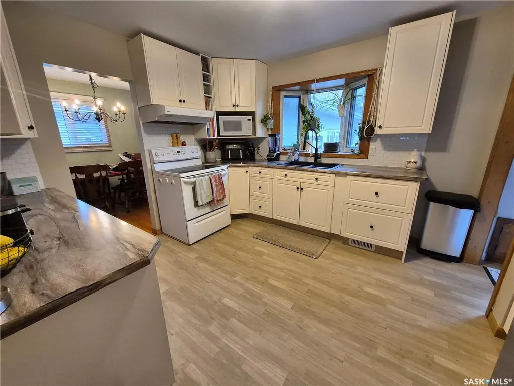 451 Woodlawn Crescent Weyburn SK S4H 0X5