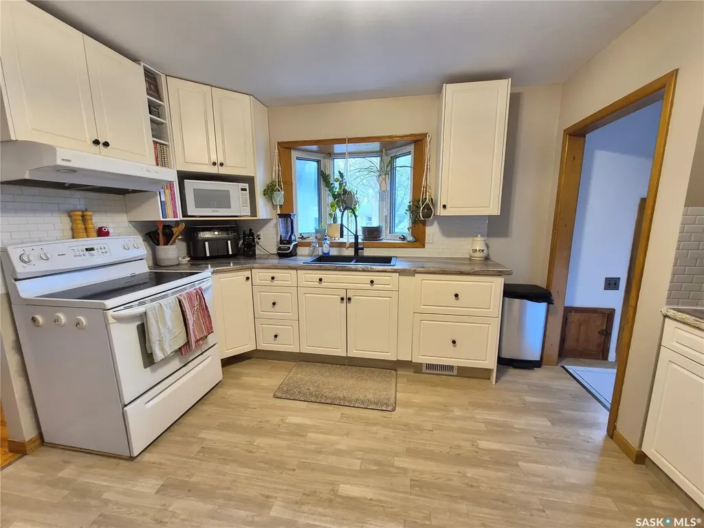 451 Woodlawn Crescent Weyburn SK S4H 0X5