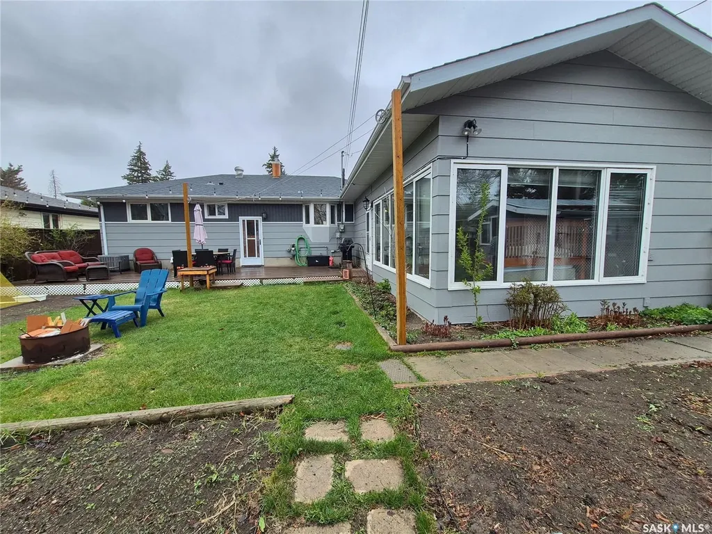 451 Woodlawn Crescent Weyburn SK S4H 0X5
