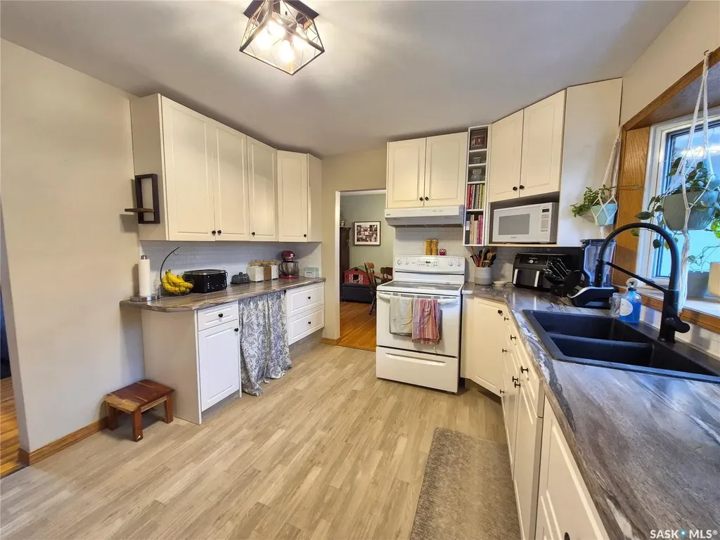 451 Woodlawn Crescent Weyburn SK S4H 0X5