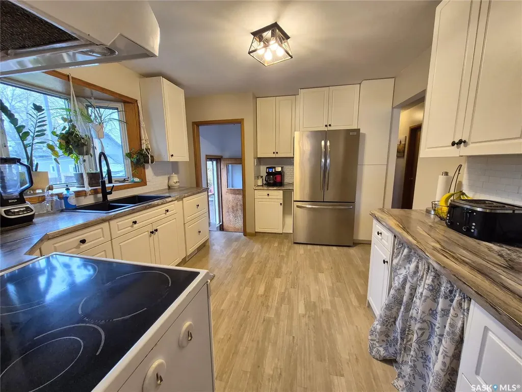 451 Woodlawn Crescent Weyburn SK S4H 0X5