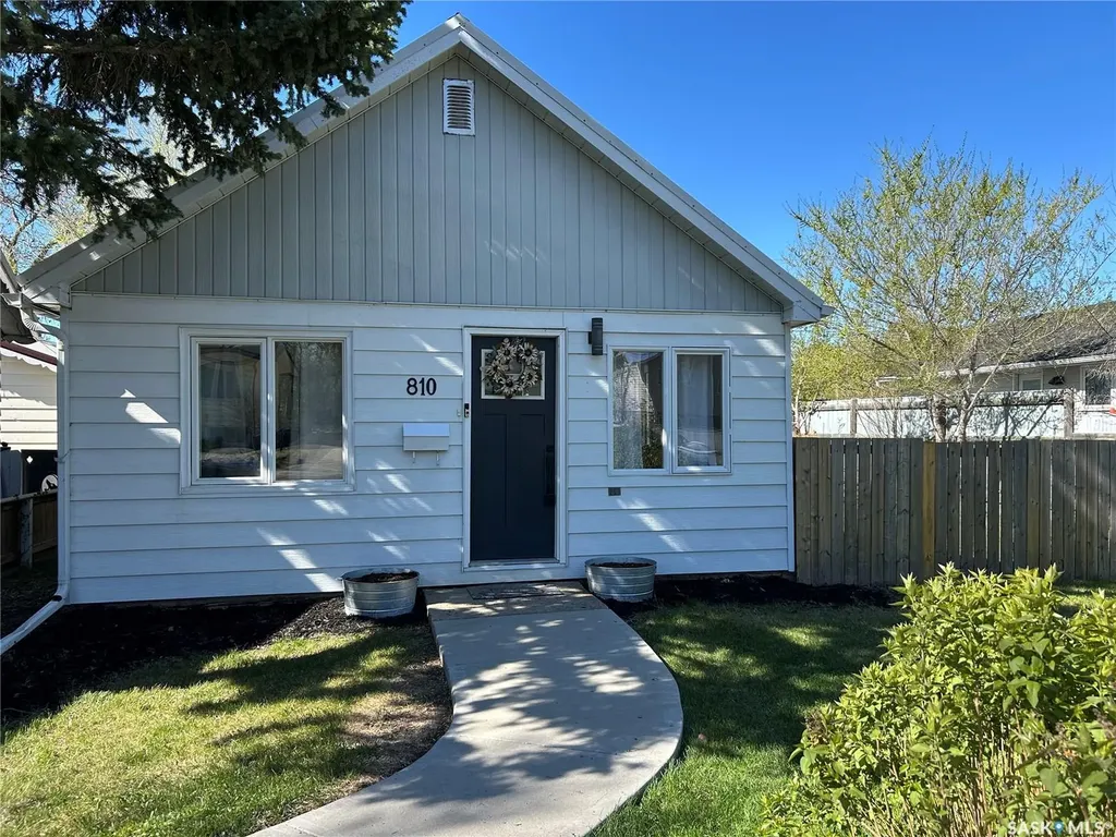810 1st Street Estevan SK S4A 0G3