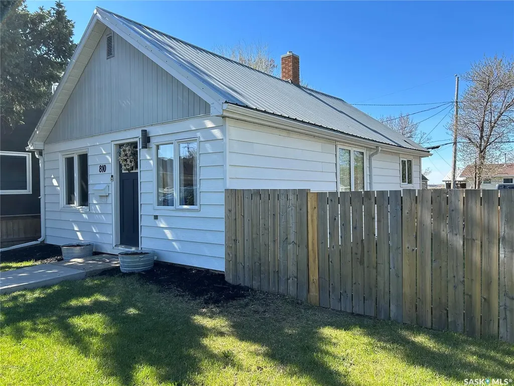 810 1st Street Estevan SK S4A 0G3