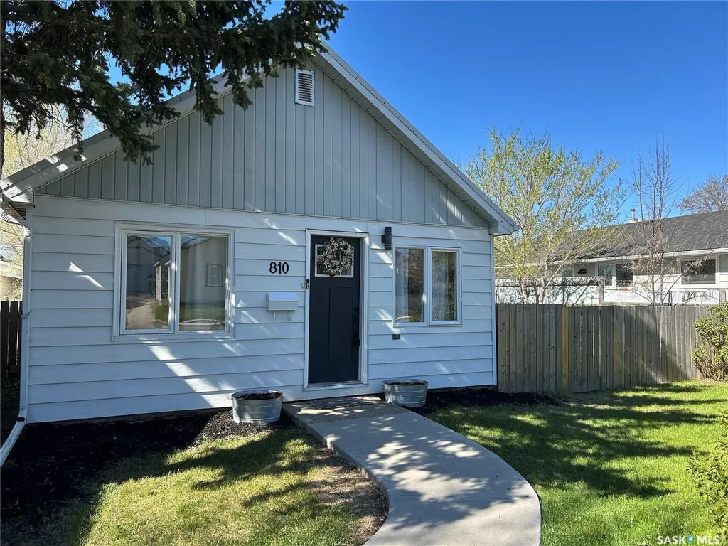 810 1st Street Estevan SK S4A 0G3