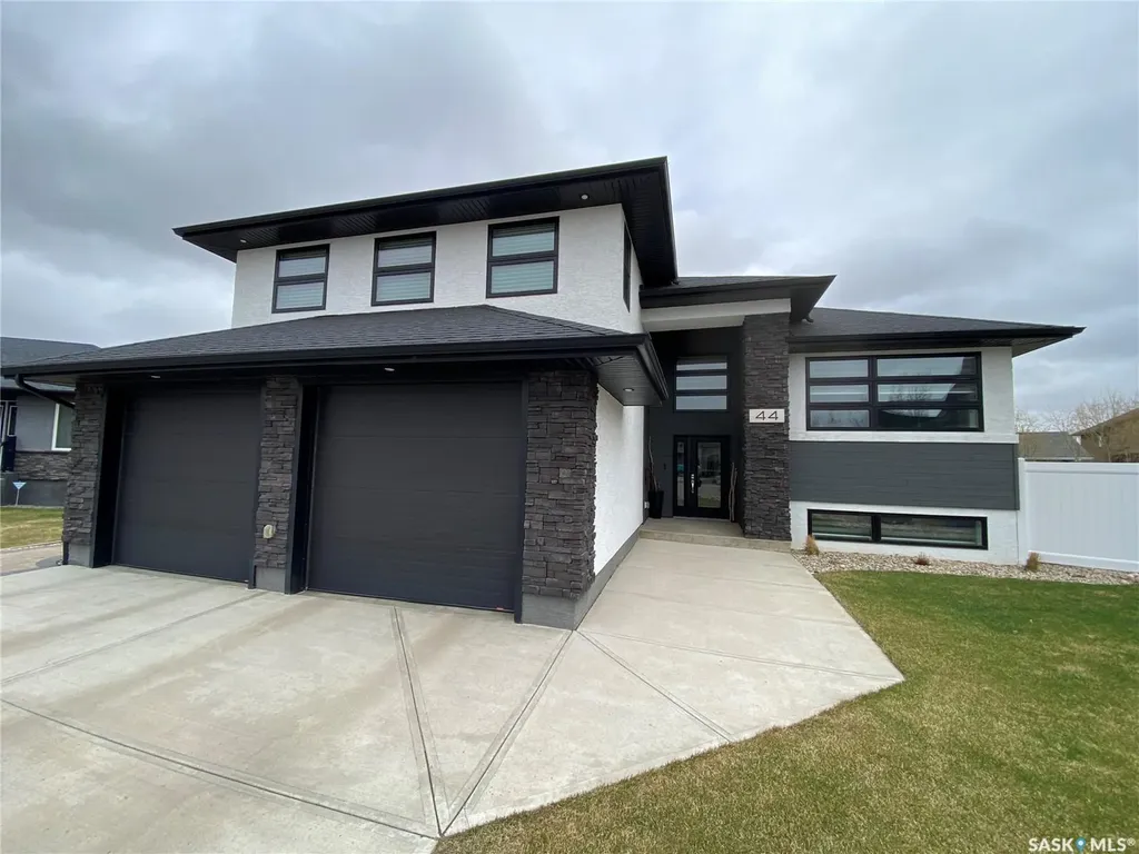 44 Stillwater Bay Yorkton SK S3N 0E6