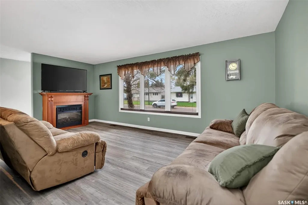 1227 Pascoe Drive E Moose Jaw SK S6H 7A2