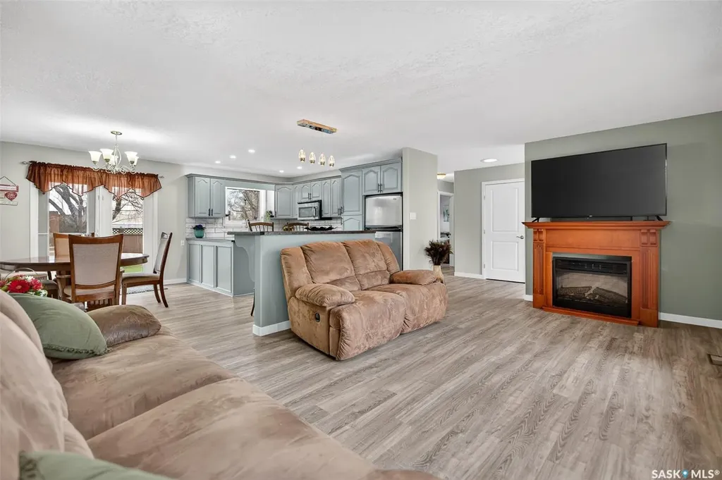 1227 Pascoe Drive E Moose Jaw SK S6H 7A2