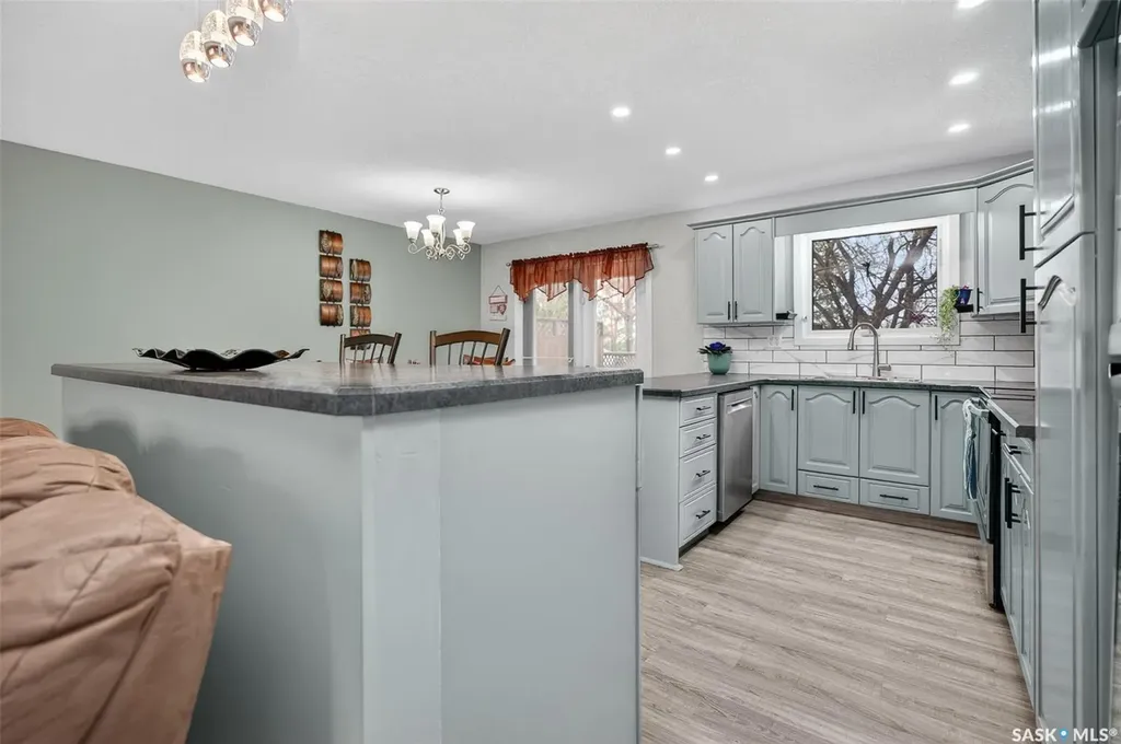 1227 Pascoe Drive E Moose Jaw SK S6H 7A2